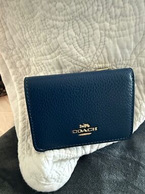 NWT auth. Coach wallet Navy Leather Fold with Gold Logo (two in one snap wallet